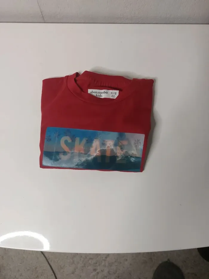 Tee-shirt rouge imprimé " Abercrombie kids" - photo numéro 3