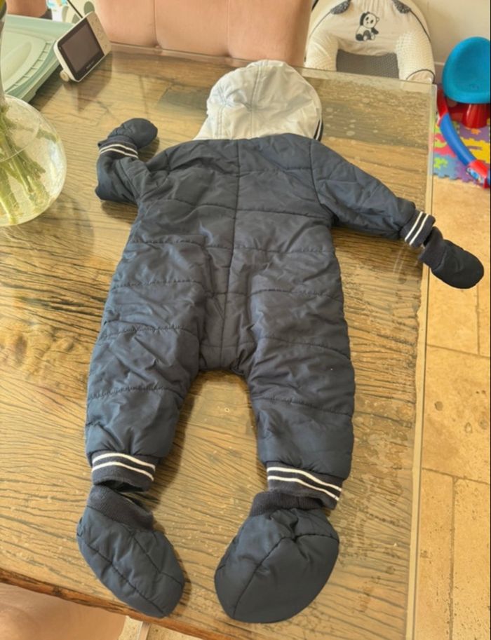 Conbinaison Hugo boss 6mois - photo numéro 4