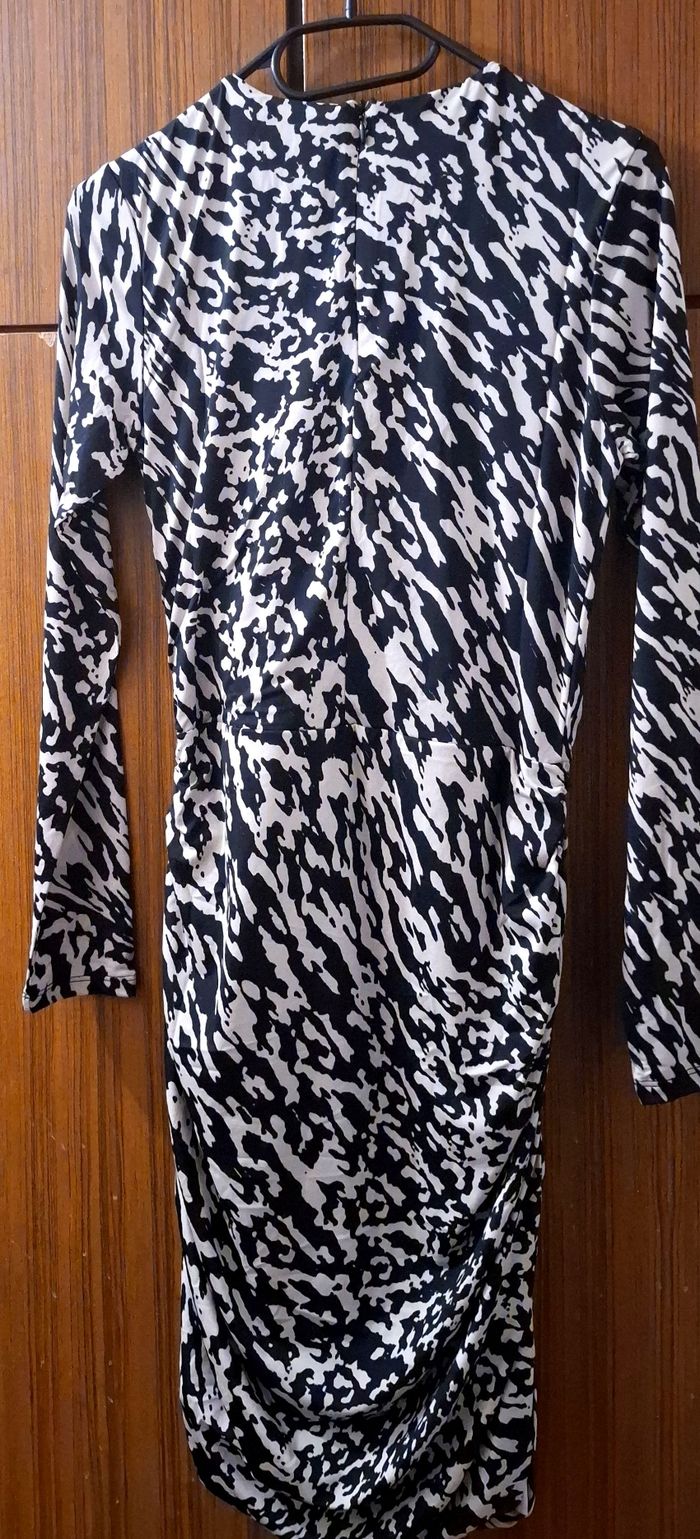 H&M robe noire et blanche, taille S - photo numéro 2