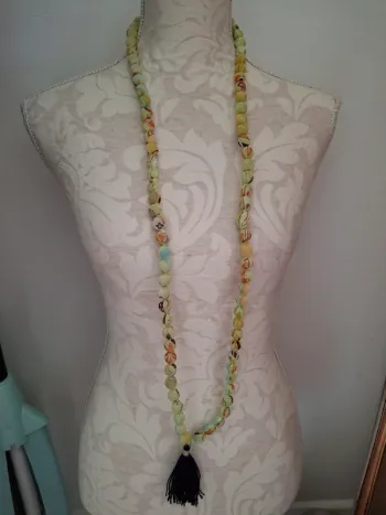 Collier vert perles et Froufrou bleu foncé