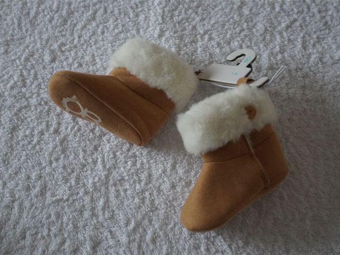 Bottes style daim camel/écru neuves Obaibi pour Fille Taille : 1/6 mois - photo numéro 2