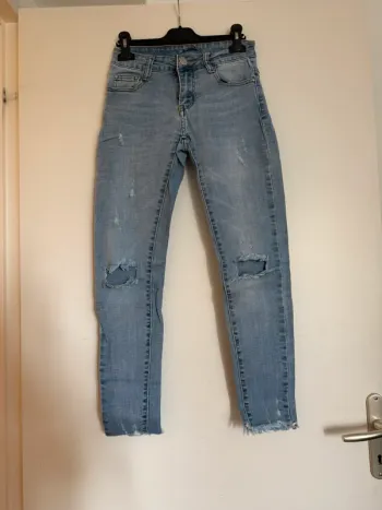 Jean slim bleu en très bon état effet déchiré taille 36 by swan