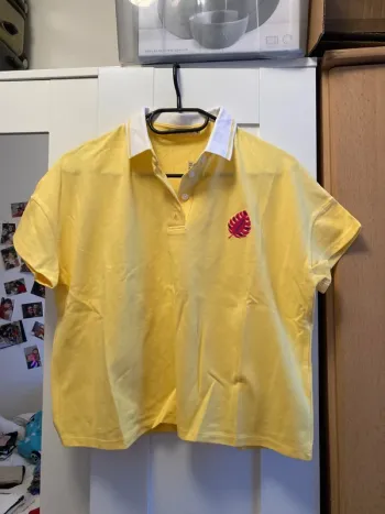 polo jaune à col blanc