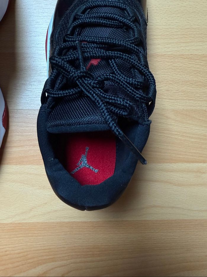 Air Jordan 11 CMFT noir et rouge taille 38 neuf - photo numéro 4