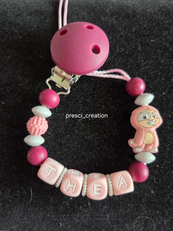 Attache tétine silicone paresseux rose