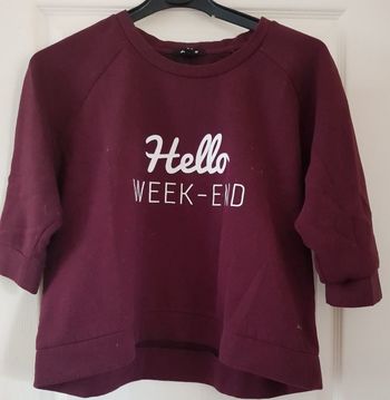 sweat bordeaux, manches 3/4, inscription Hello week-end