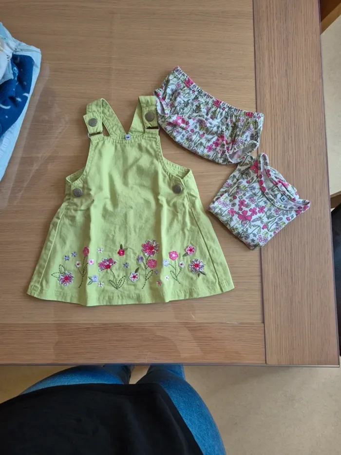 Robe et Tee shirt et culotte fleuris intermarche 6 mois