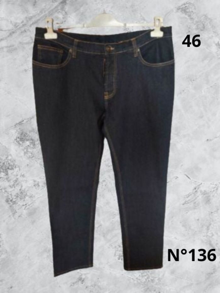 N°136 Jean bleu foncé T46. Mulliez Flory. Taille haute, coupe large.