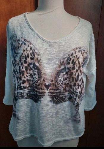 Pull léger avec motifs tête léopards taille 2 effet bouloches sur l'avant