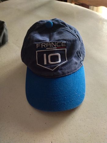 Casquette garçon à scratch Kiabi. Taille 47