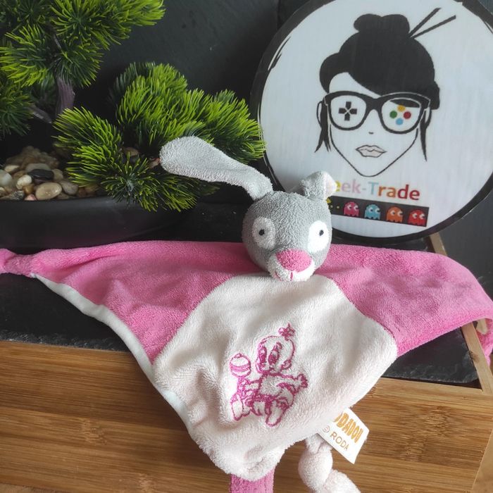 Doudou plat lapin gris rose blanc Roda rodadou bébé hochet Carré Noeud