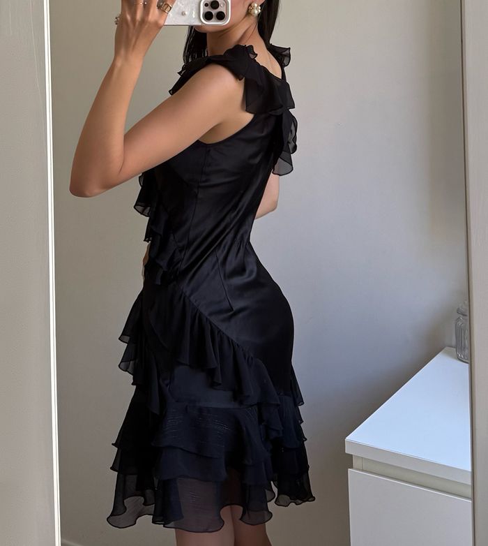 Robe moulante satinée à volants vintage noir - photo numéro 2