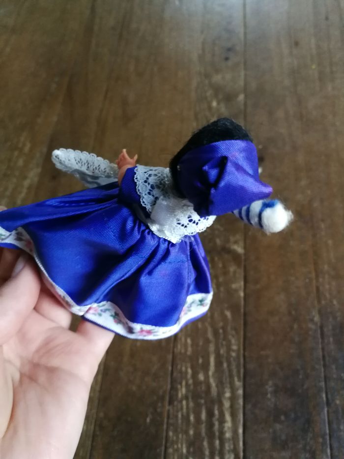 Mignonette poupée folklorique Landaise fileuse de laine - photo numéro 2