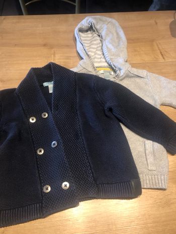 Lot 2 gilets Obaibi 24 mois