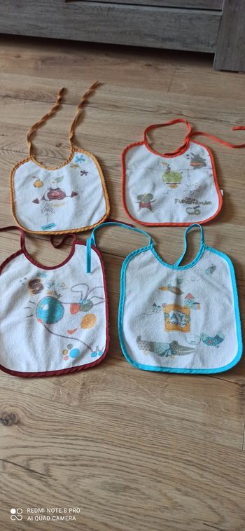 Lot de 4 bavoirs plastifies