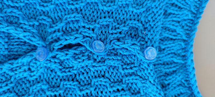 Gilet bleu 6 ans fait main - photo numéro 4