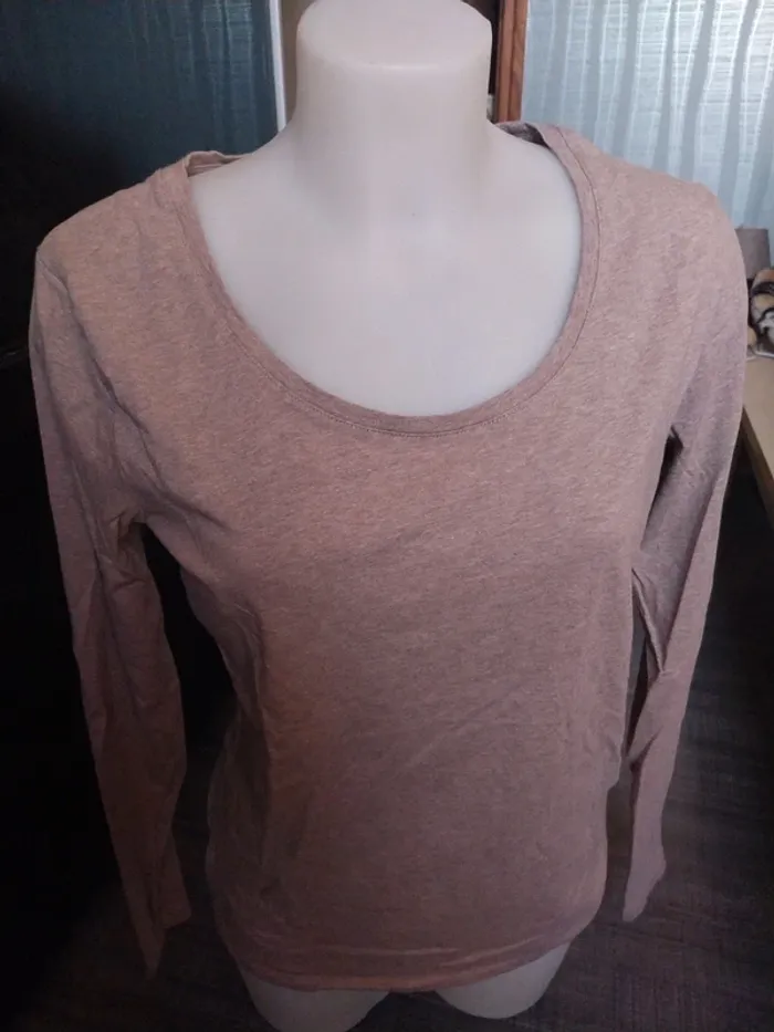 Pull beige leger col rond C&A taille M assez long - photo numéro 2
