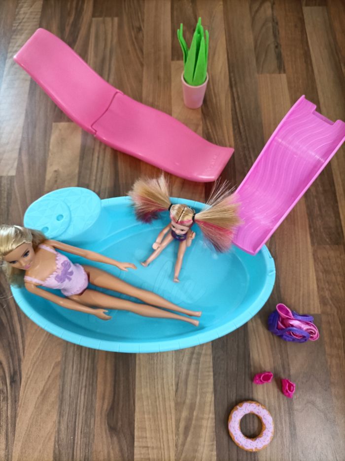 Lot barbie - Sortie Mère fille à la piscine - 2 barbies, accessoires et 1 livre - photo numéro 8