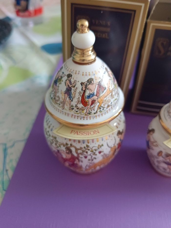 Lot d'anciens flacons de parfum Venus - photo numéro 2