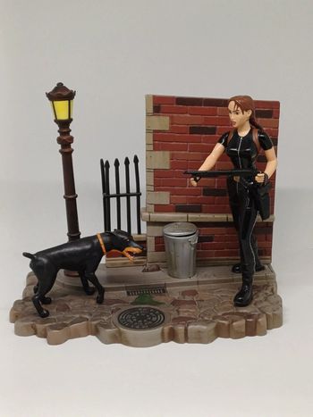 Rare Figurine Tomb Raider Lara Croft + Doberman + Diorama Moto Playmates 1999