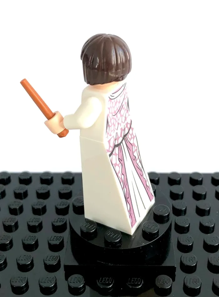 LEGO Harry Potter Goblet of Fire - Mme Olympe Maxime, white dress - photo numéro 6