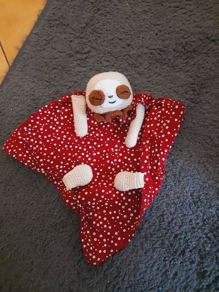 Doudou paresseux tissu et coton . Lavable machine dans un filet maxi 30 degrés