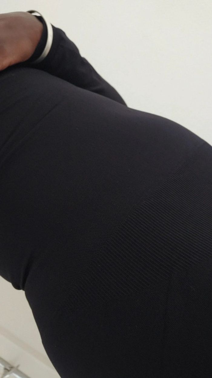 Petite robe noire gainante - photo numéro 10