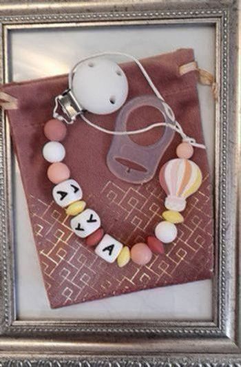 Attache tétine personnalisé avec adaptateur et pochette cadeau