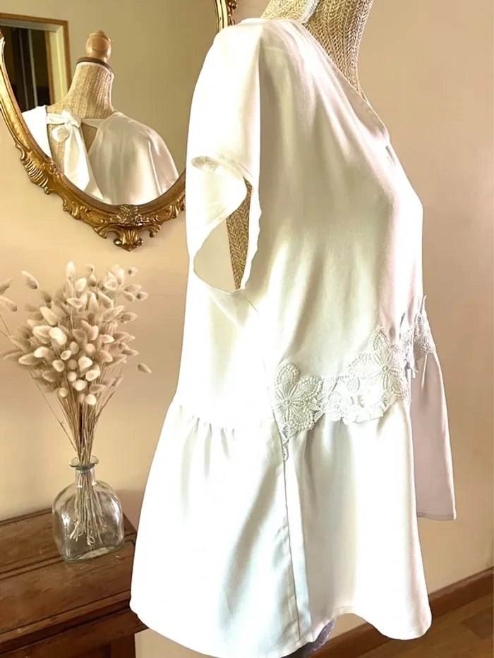 Top Élégant Crème avec Détails en Broderie - Julie Gertelande