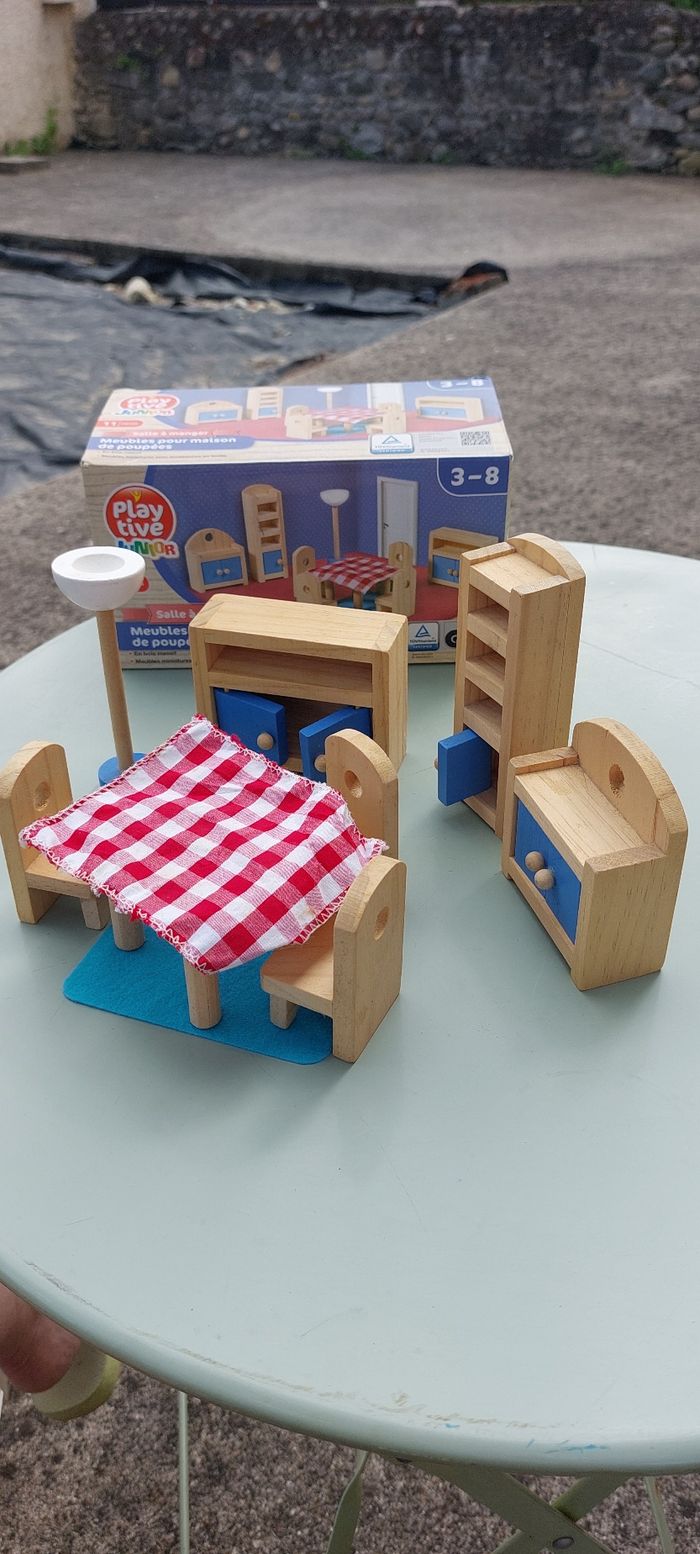 Petits meubles en bois pour maison de poupée - photo numéro 4