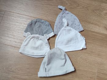 Lot 5 Bonnets 1 mois