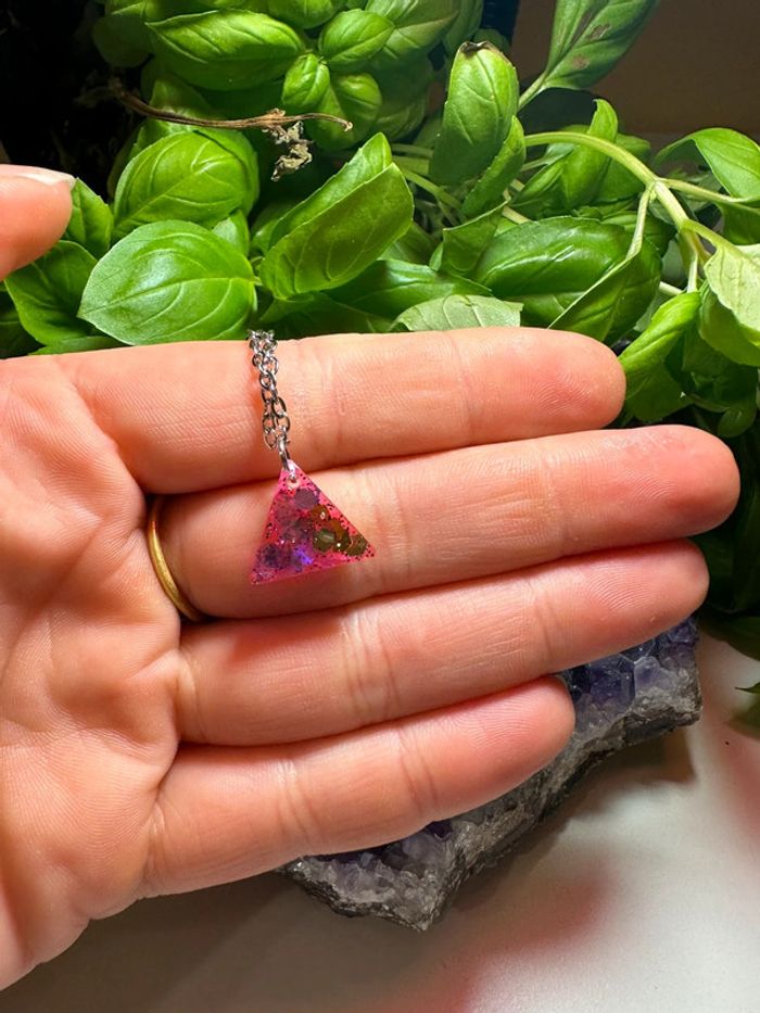 Pendentif triangle en résine et paillette - photo numéro 2
