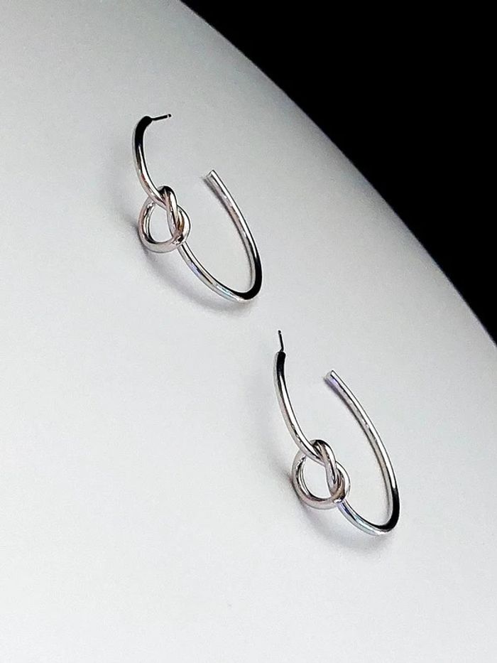 Magnifique paire de boucles d'oreilles créoles couleur argenté - photo numéro 4