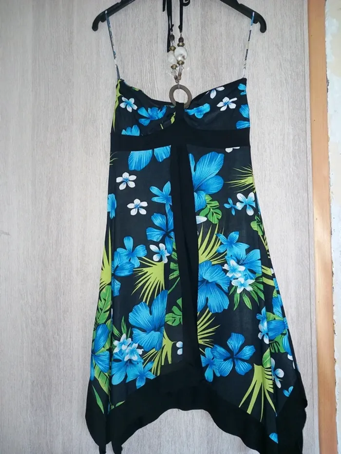 Jolie robe dos nu Asymétrique à fleurs