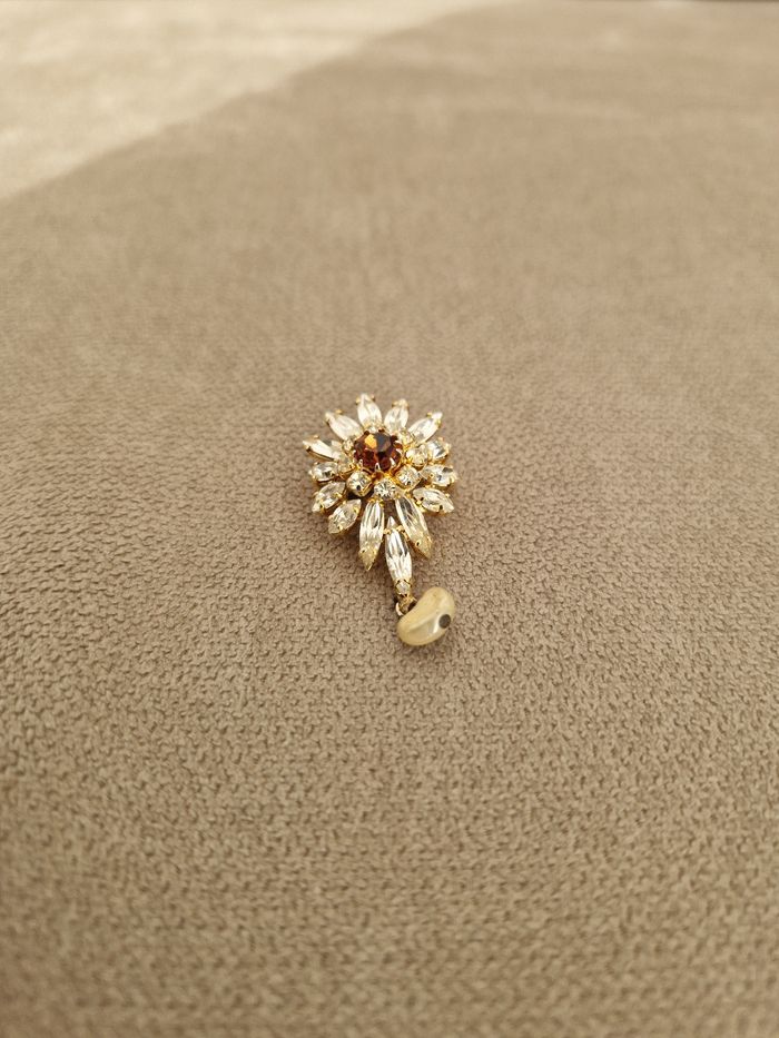 Broche dorée vintage avec ses perles brillantes et sa perle - photo numéro 6