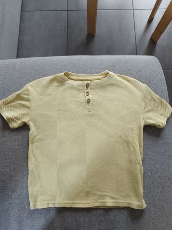 Polo jaune.