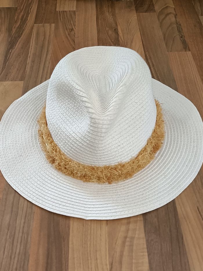 Jolie chapeau blanc et moutarde avec quelques coquillages doré Camaïeu L