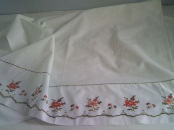 Drap blanc lit bébé brodé vintage