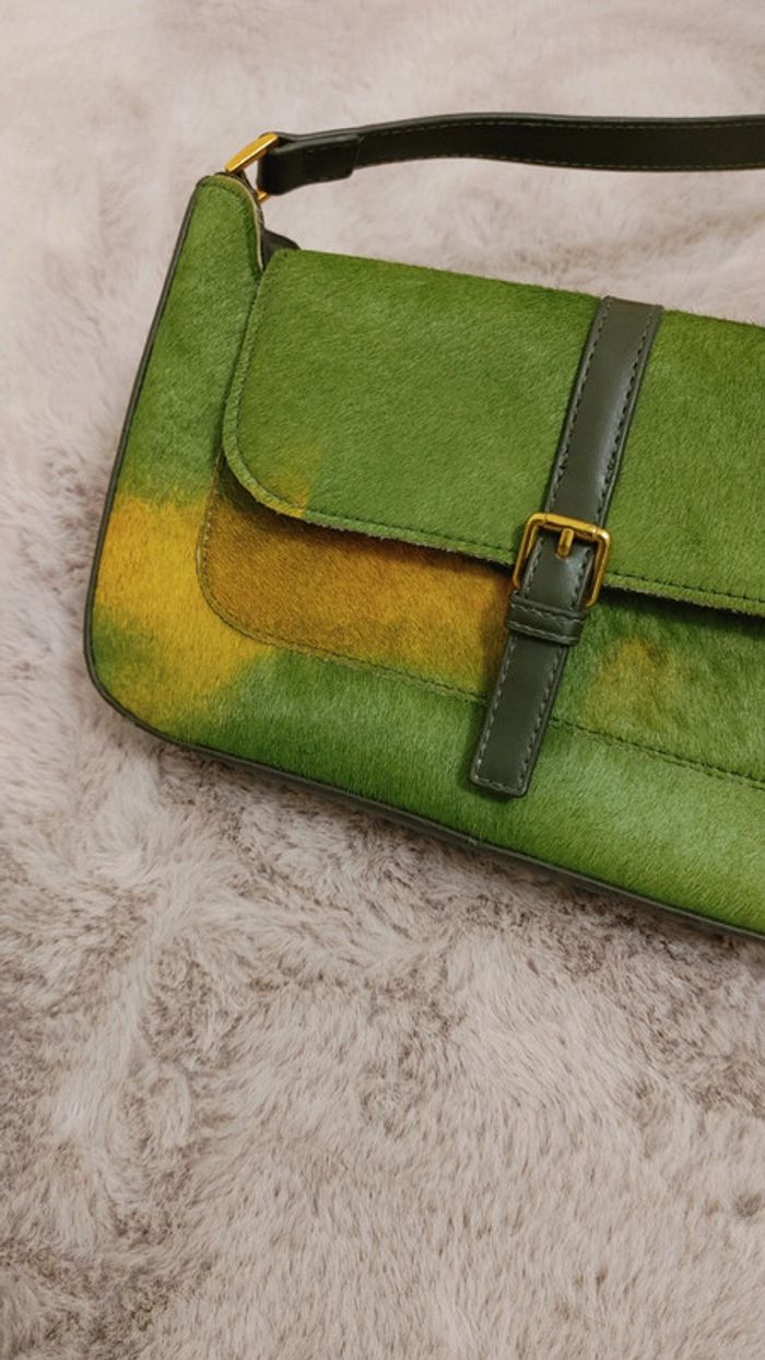 Sac baguette en cuir crin de cheval couleur vert et jaune porter épaule - photo numéro 2