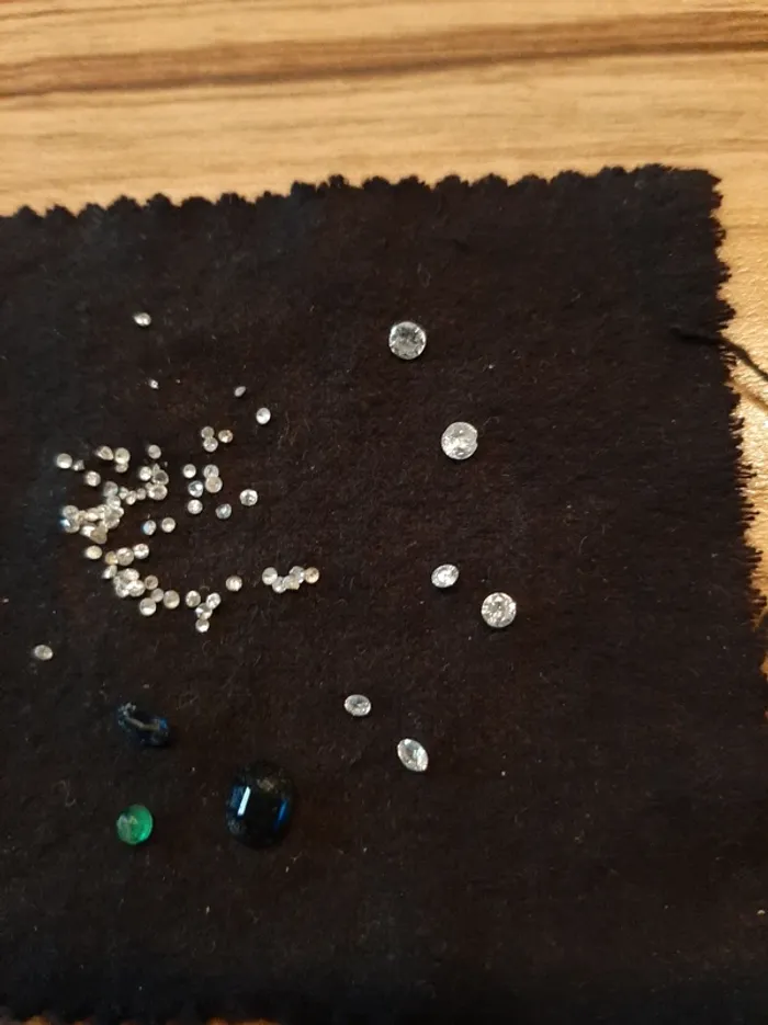 Plusieurs diamants, 2 saphirs et une émeraude - photo numéro 2