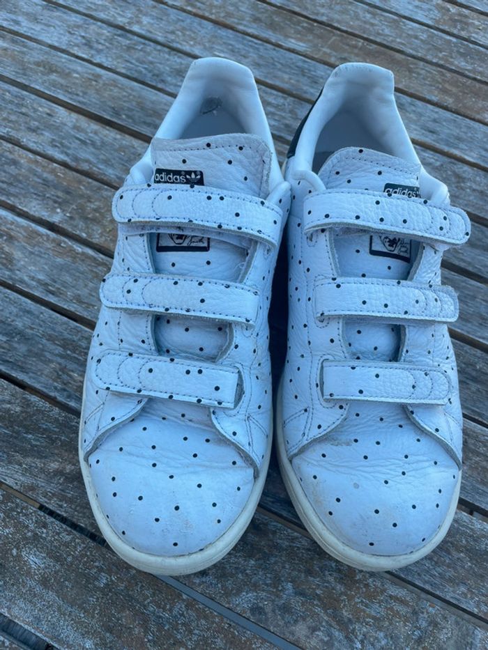 Baskets Stan Smith à scratch blanche à pois noir