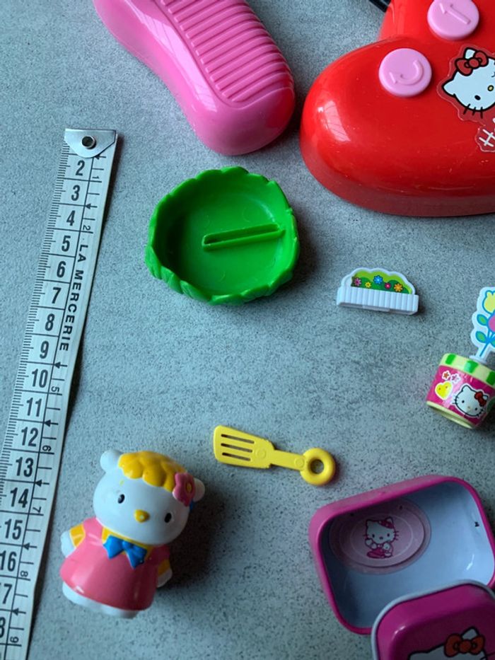 Lot en bras hello kitty dont une figurine et une boîte métal - photo numéro 4