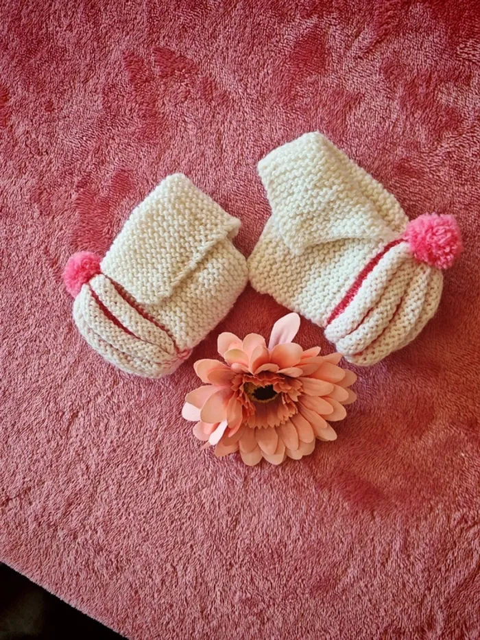 Fait main bébé cache cœur chausson - photo numéro 2
