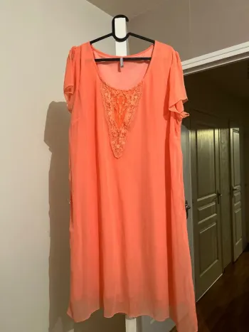 Robe corail.