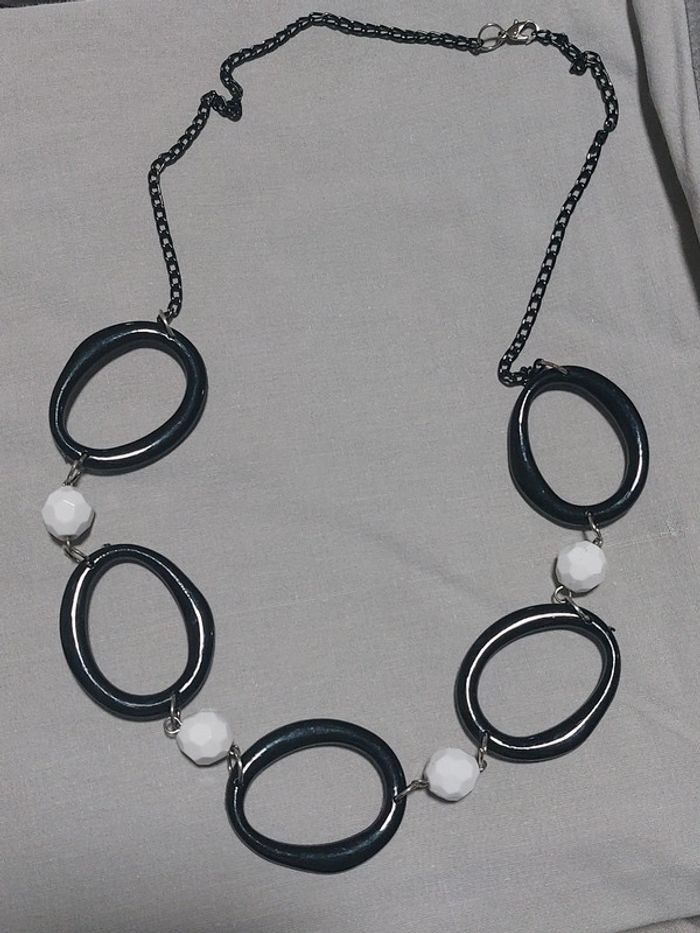 Collier noir et blanc