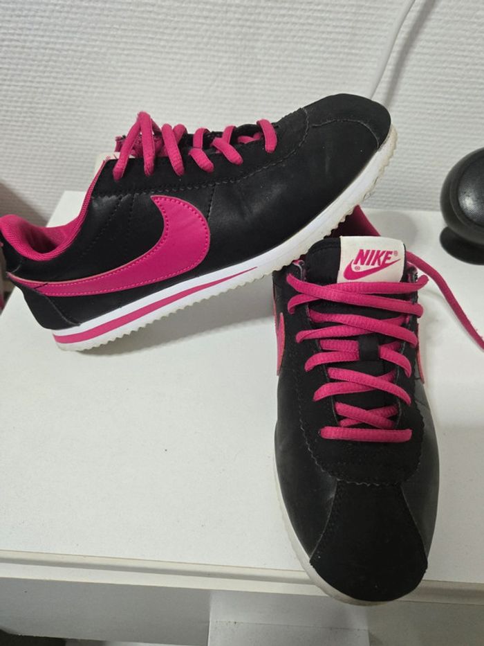 Basket nike cortez rose et noir - photo numéro 2