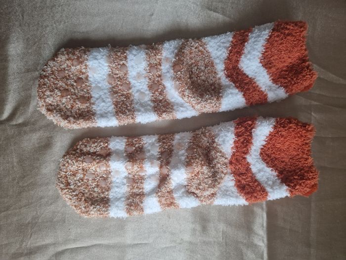 Lot de chaussettes + chaussons antidérapantsLot de chaussettes + chaussons antidérapants

Différentes tailles (indiqué sur les photos) :

 - chaussons antidérapants x2 - 36/40
 - chaussette renard - 31/34
 - chaussette pingouin - 36-38
 - 2 pair - photo numéro 6
