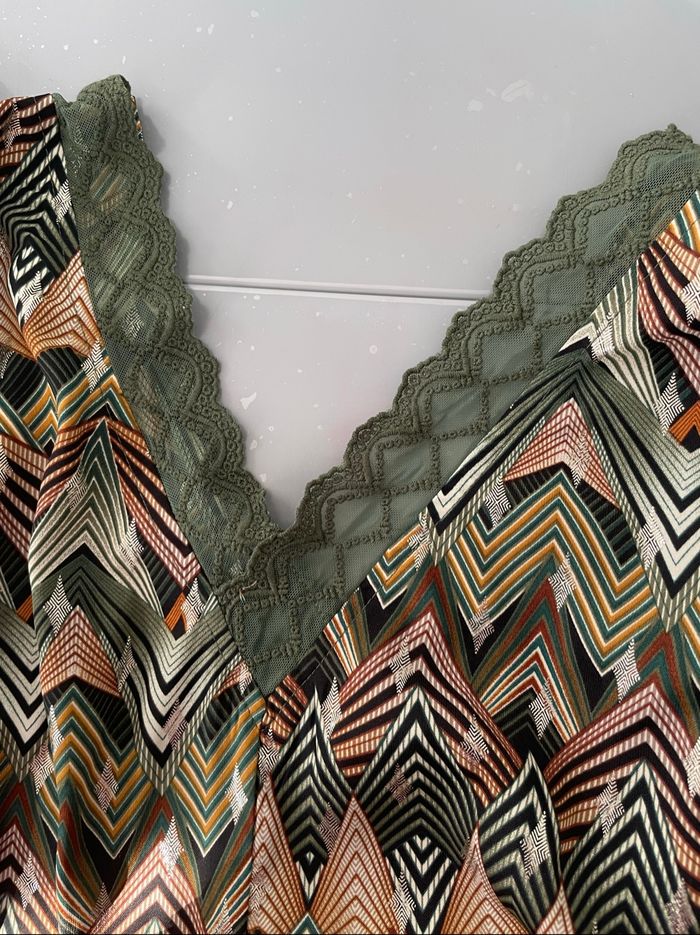 Belle robe Cache Cache T 42 couleur vert avec dentelle et dessins argentés - photo numéro 9
