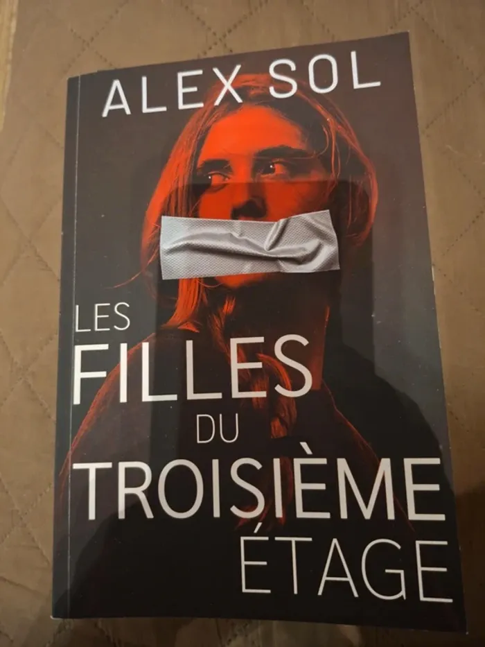 Livre les filles du troisième étage - photo numéro 4