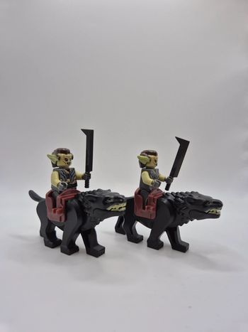 Figurines type lego 2 guerriers orcs sur wargs seigneur des anneaux